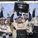 
              Austin Cindric, centro, alza el trofeo después de ganar las 500 de Daytona en NASCAR, en el Daytona International Speedway, el domingo 20 de febrero de 2022, en Daytona Beach, Florida. (AP Foto/Phelan M. Ebenhack)
            
