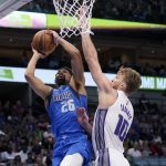 
              Dallas Mavericks guard Spencer Dinwiddie (26) goes up for a shot as Sacramento Kings forward Domantas Sabonis (10) defends in the first half of an NBA basketball game in Dallas, Saturday, March, 5, 2022. (AP Photo/Tony Gutierrez)
            