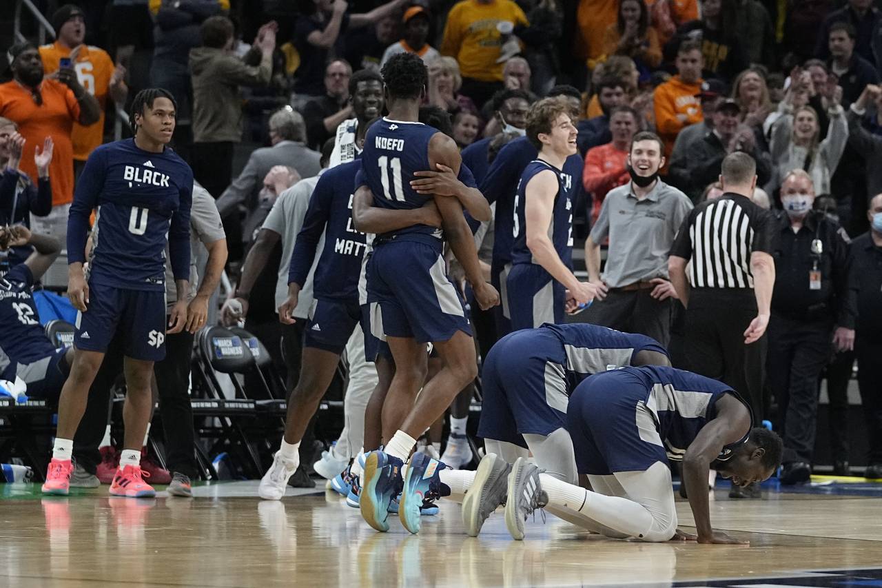 Saint Peter's players celebrate after defeating Murray State in a college basketball game in the se...