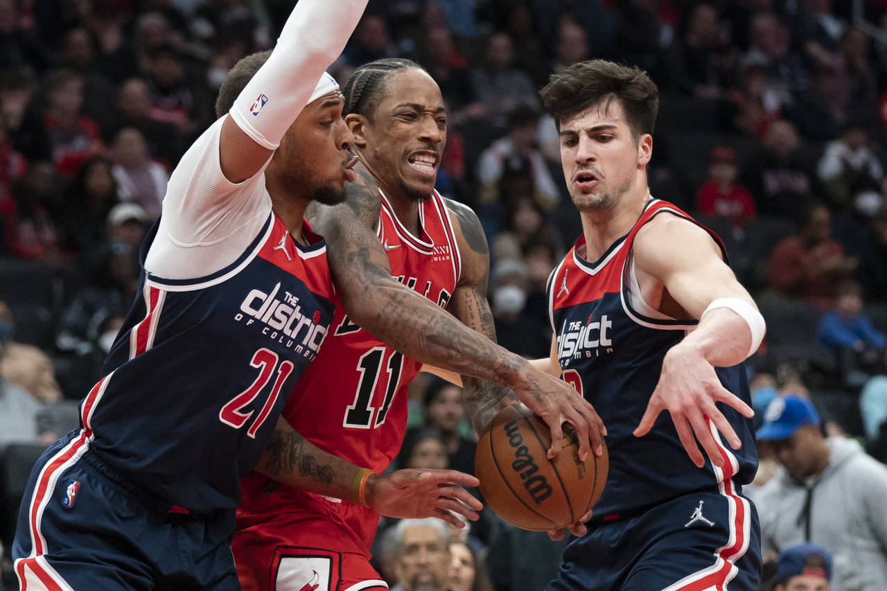 Chicago Bulls forward DeMar DeRozan (11) drives between Washington Wizards center Daniel Gafford (2...