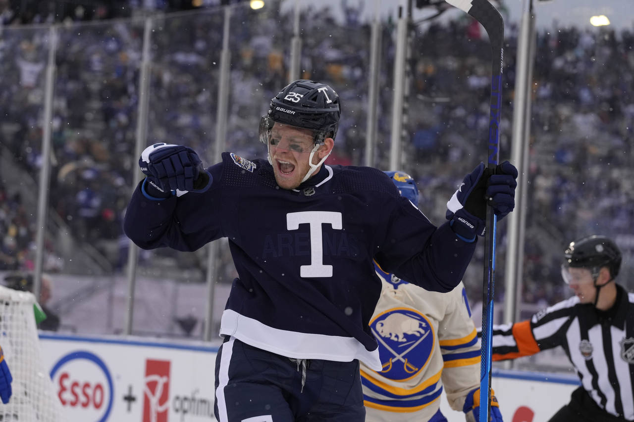 Hinostroza leads Sabres past Maple Leafs in outdoor game