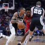 
              San Antonio Spurs center Jakob Poeltl (25) sets a pick against New Orleans Pelicans forward Herbert Jones (5) as Spurs guard Dejounte Murray drives to the basket in the first half of an NBA basketball game in New Orleans, Saturday, March 26, 2022. (AP Photo/Gerald Herbert)
            