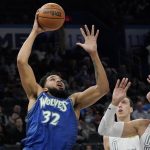 
              Minnesota Timberwolves center Karl-Anthony Towns (32) goes to the basket in front of Oklahoma City Thunder center Aleksej Pokusevski, center, and forward Isaiah Roby, right, in the first half of an NBA basketball game Friday, March 4, 2022, in Oklahoma City. (AP Photo/Sue Ogrocki)
            