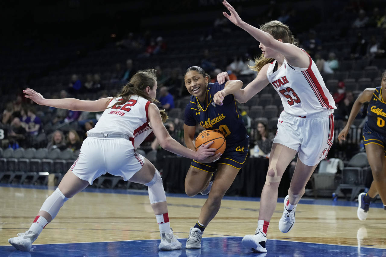 California's Jayda Curry (30) drives between Utah's Jenna Johnson (22) and Kelsey Rees (53) during ...