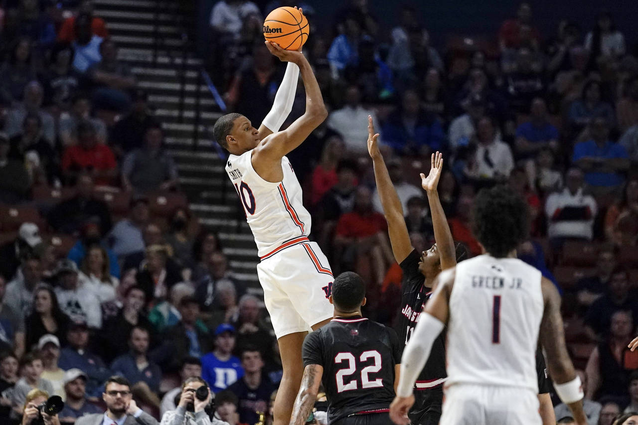 Auburn's Jabari Smith (10) shoots and scores during the second half of a college basketball game ag...
