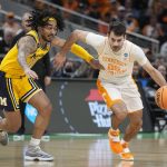 
              Tennessee's Santiago Vescovi (25) goes to the basket against Michigan's Frankie Collins (10) during the first half of a college basketball game in the second round of the NCAA tournament, Saturday, March 19, 2022, in Indianapolis. (AP Photo/Darron Cummings)
            