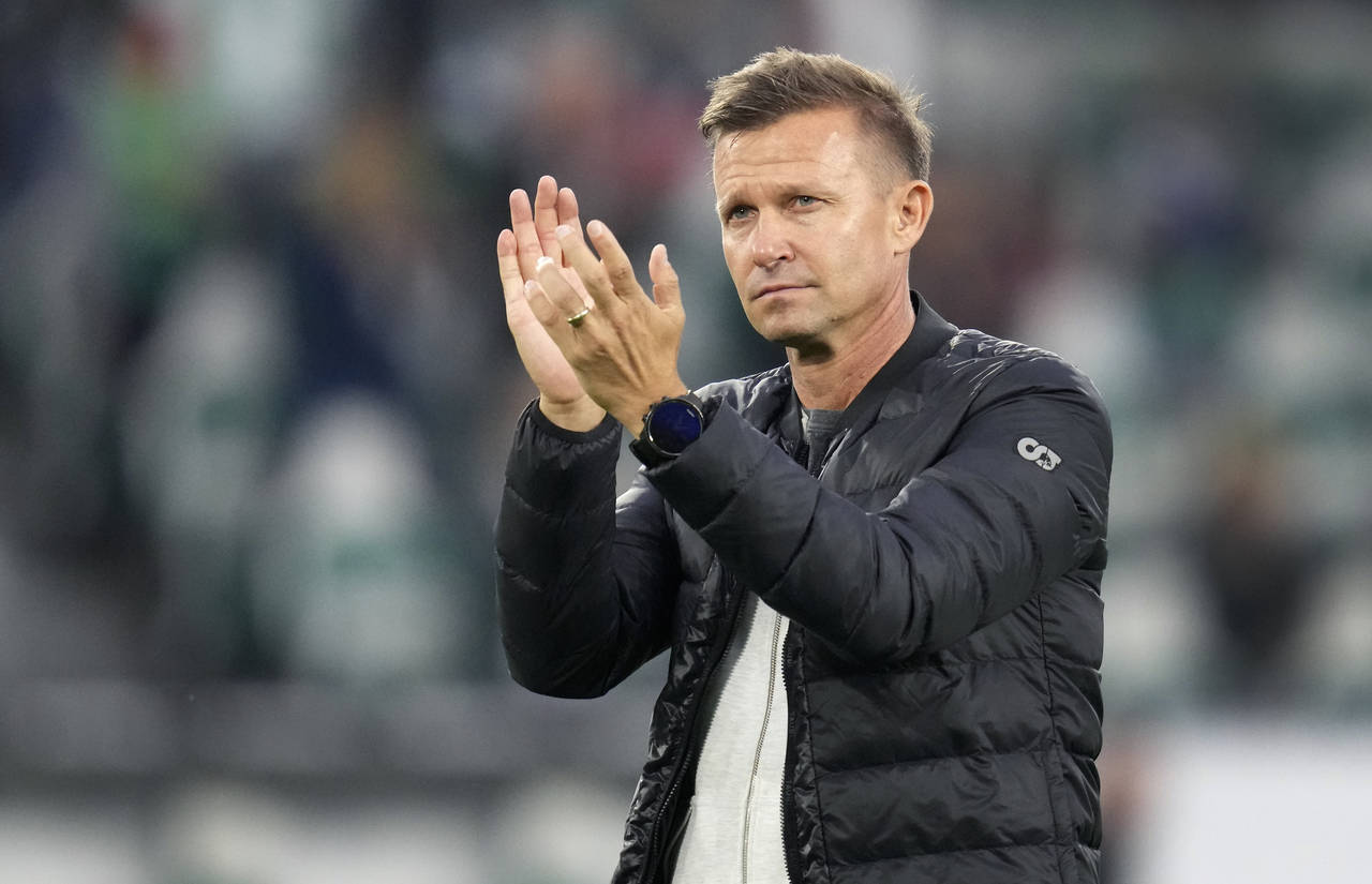 FILE - Leipzig's head coach Jesse Marsch applauds after their German Bundesliga soccer match agains...