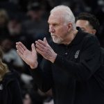 
              San Antonio Spurs head coach Gregg popovich, right, talks to his players during the second half of an NBA basketball game against the Oklahoma City Thunder, Wednesday, March 16, 2022, in San Antonio. (AP Photo/Eric Gay)
            