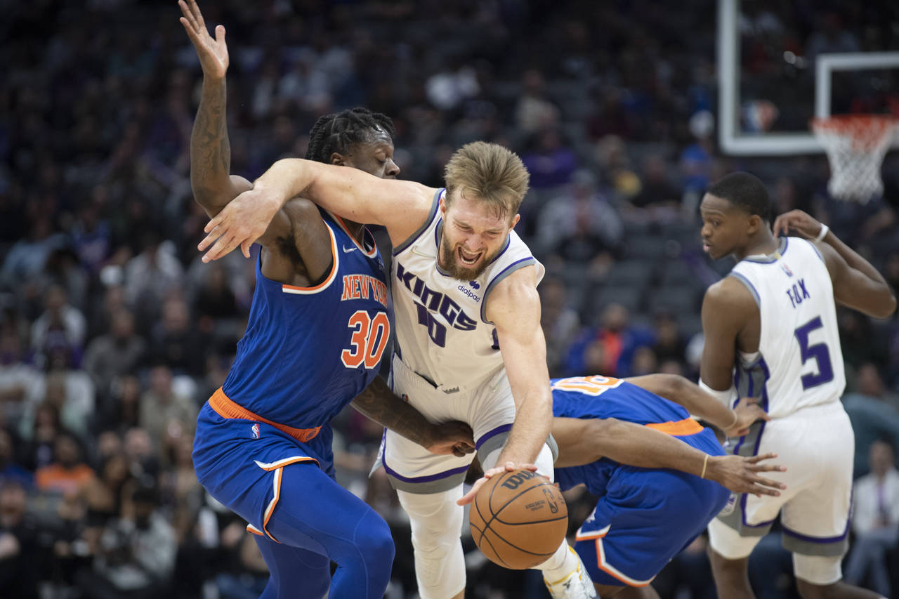 Sacramento Kings forward Domantas Sabonis (10) is fouled by New York Knicks forward Julius Randle (...