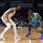 
              Atlanta Hawks guard Delon Wright, left, defends against Charlotte Hornets guard Terry Rozier during the first half of an NBA basketball game Wednesday, March 16, 2022, in Charlotte, N.C. (AP Photo/Matt Kelley)
            