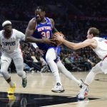 
              New York Knicks forward Julius Randle (30) drives to the basket between Los Angeles Clippers guard Reggie Jackson (1) and guard Luke Kennard (5) during the first half of an NBA basketball game Sunday, March 6, 2022, in Los Angeles. (AP Photo/Marcio Jose Sanchez)
            