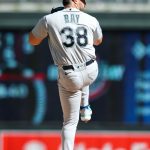 MINNEAPOLIS, MN - APRIL 08: Robbie Ray #38 of the Seattle Mariners delivers a pitch against the Minnesota Twins in the second inning on Opening Day at Target Field on April 8, 2022 in Minneapolis, Minnesota. (Photo by David Berding/Getty Images)