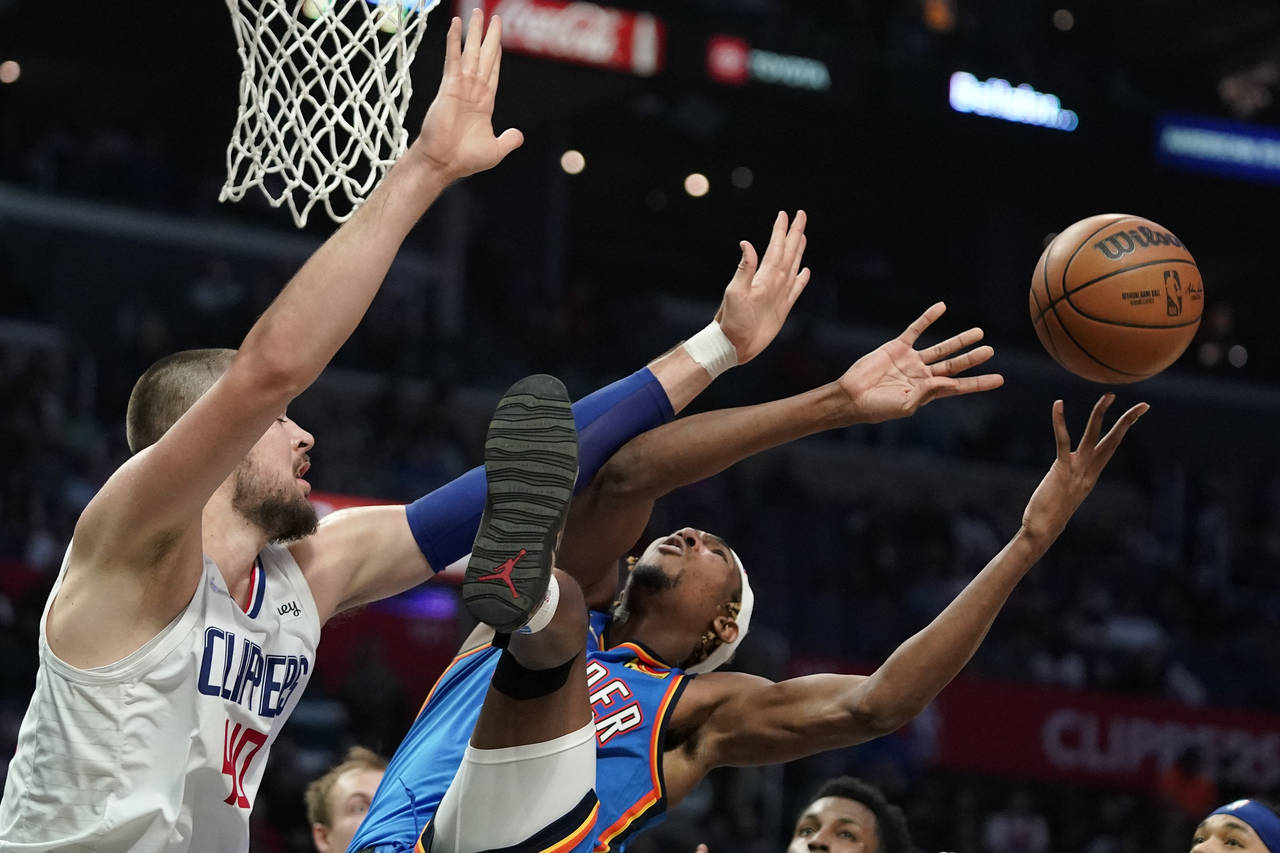 Oklahoma City Thunder guard Melvin Frazier Jr., right, shoots as Los Angeles Clippers center Ivica ...