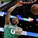
              Jayson Tatum de los Celtics de Boston clava el balón en el segundo encuentro de la serie de primera ronda de la postemporada en la Conferencia Este el miércoles 20 de abril del 2022. (AP Foto/Michael Dwyer)
            