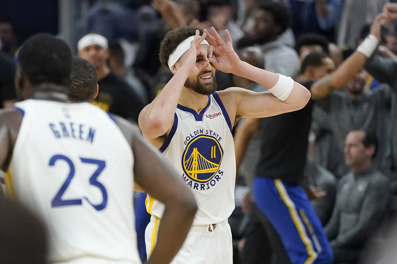 Golden State Warriors guard Klay Thompson (11) gestures after teammate Stephen Curry's 3-point bask...