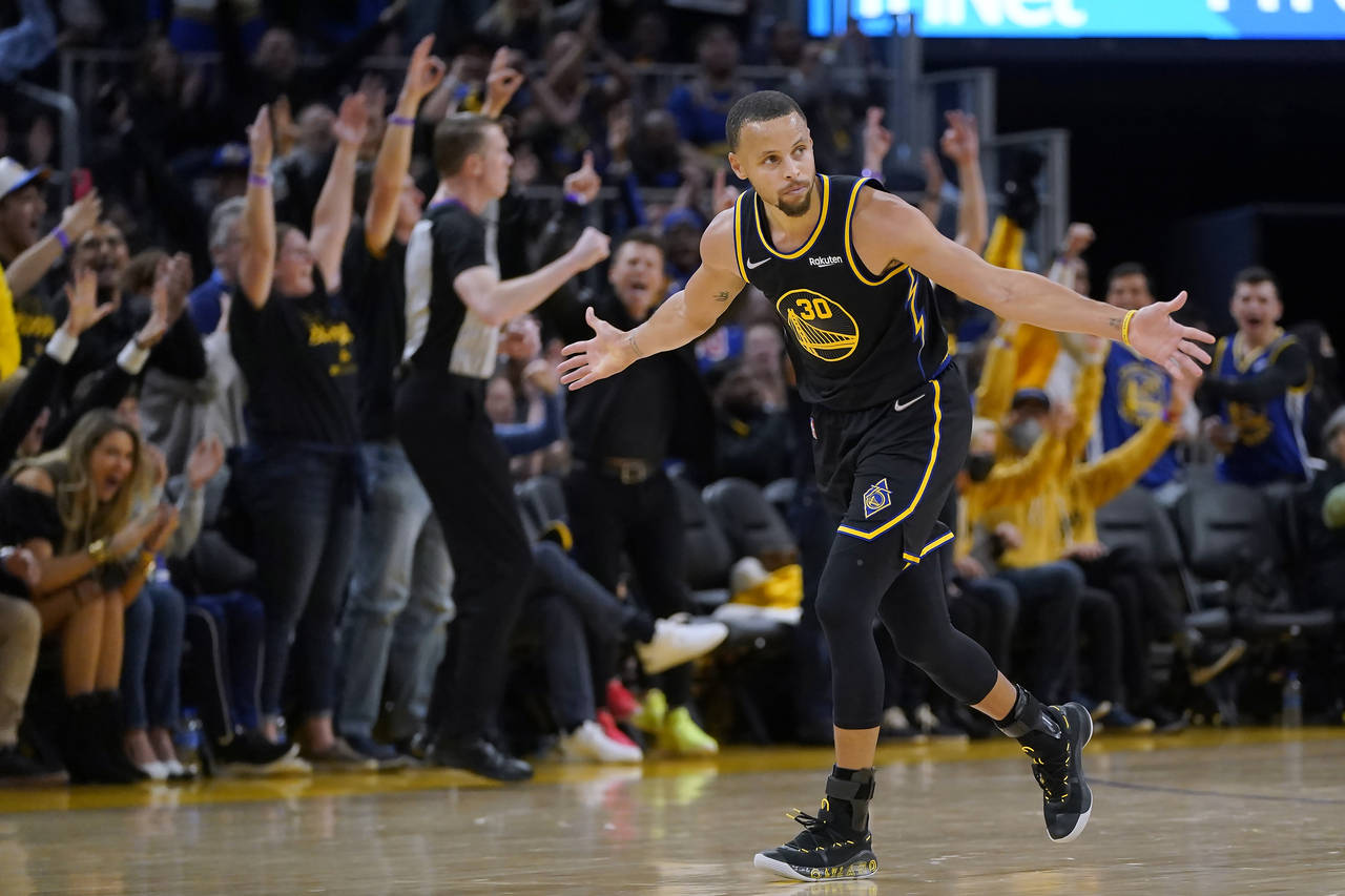 Golden State Warriors guard Stephen Curry (30) celebrates after hitting a 3-point basket against th...