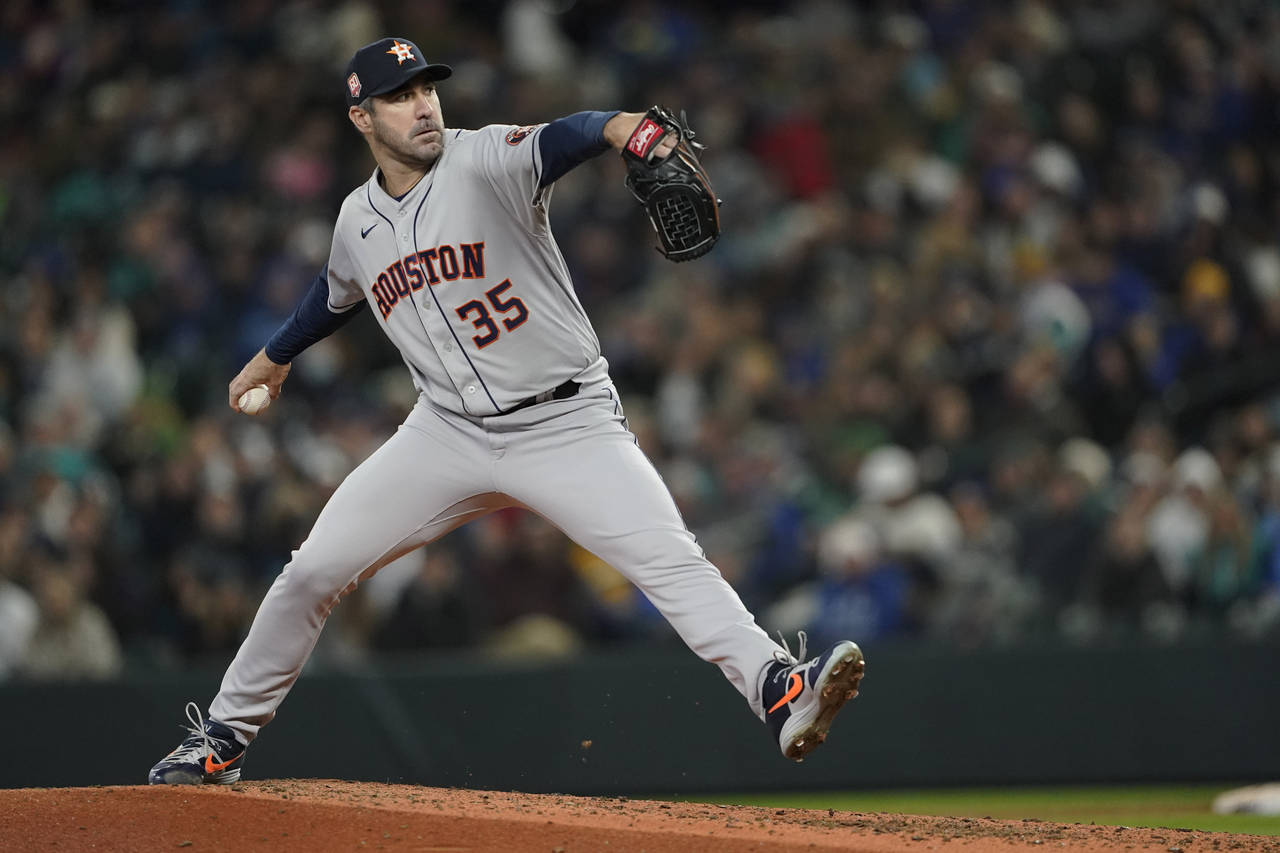 Houston Astros starting pitcher Justin Verlander throws against the Seattle Mariners during the six...