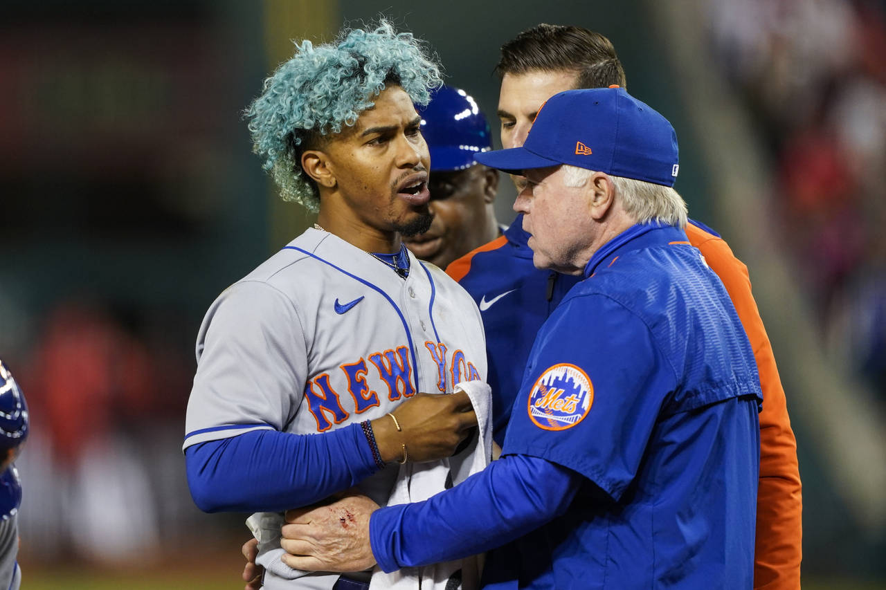 New York Mets shortstop Francisco Lindor, left, is pulled from the game by manager Buck Showalter, ...