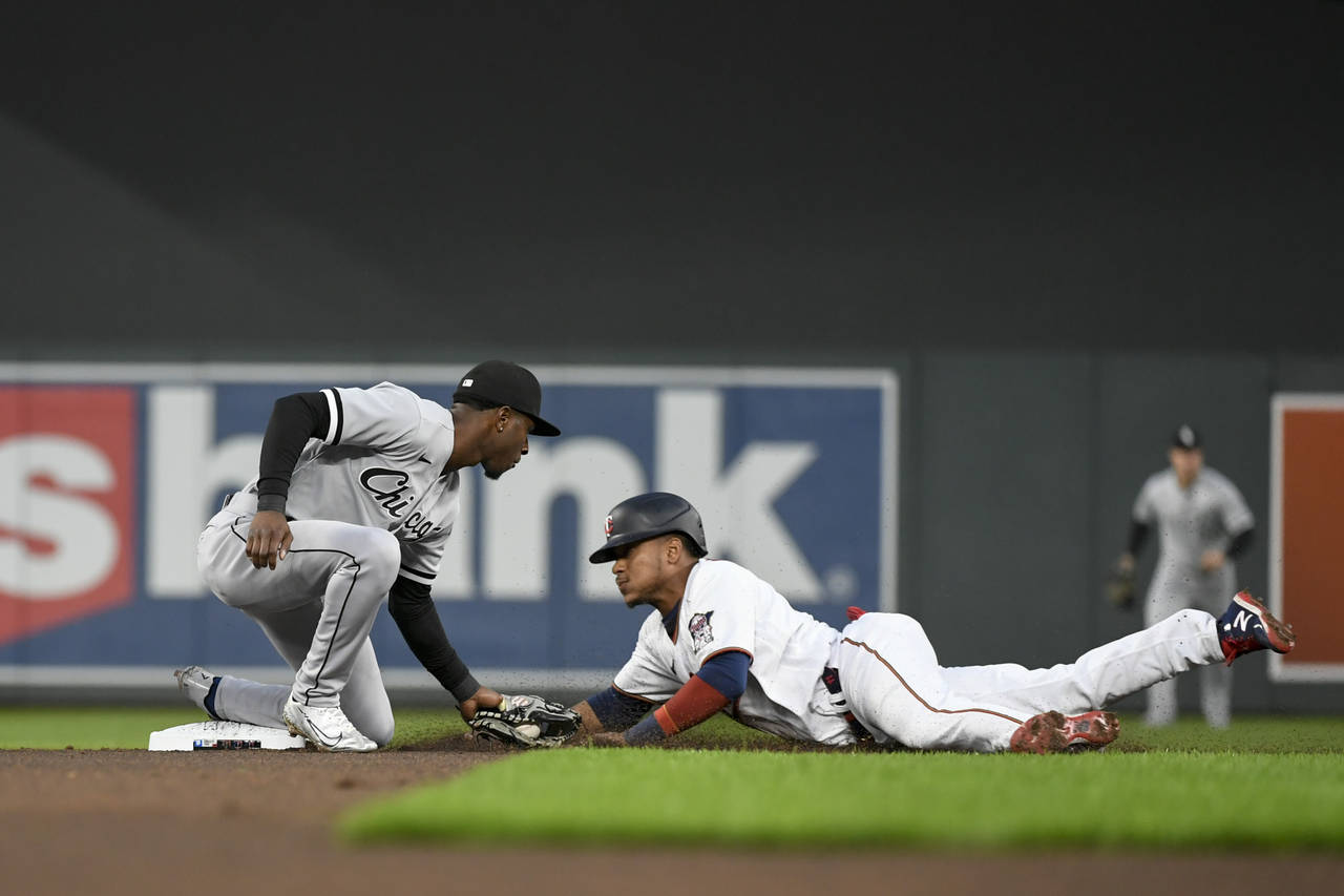 Chicago White Sox shortstop Tim Anderson, left, tags out Minnesota Twins' Jorge Polanco who was try...