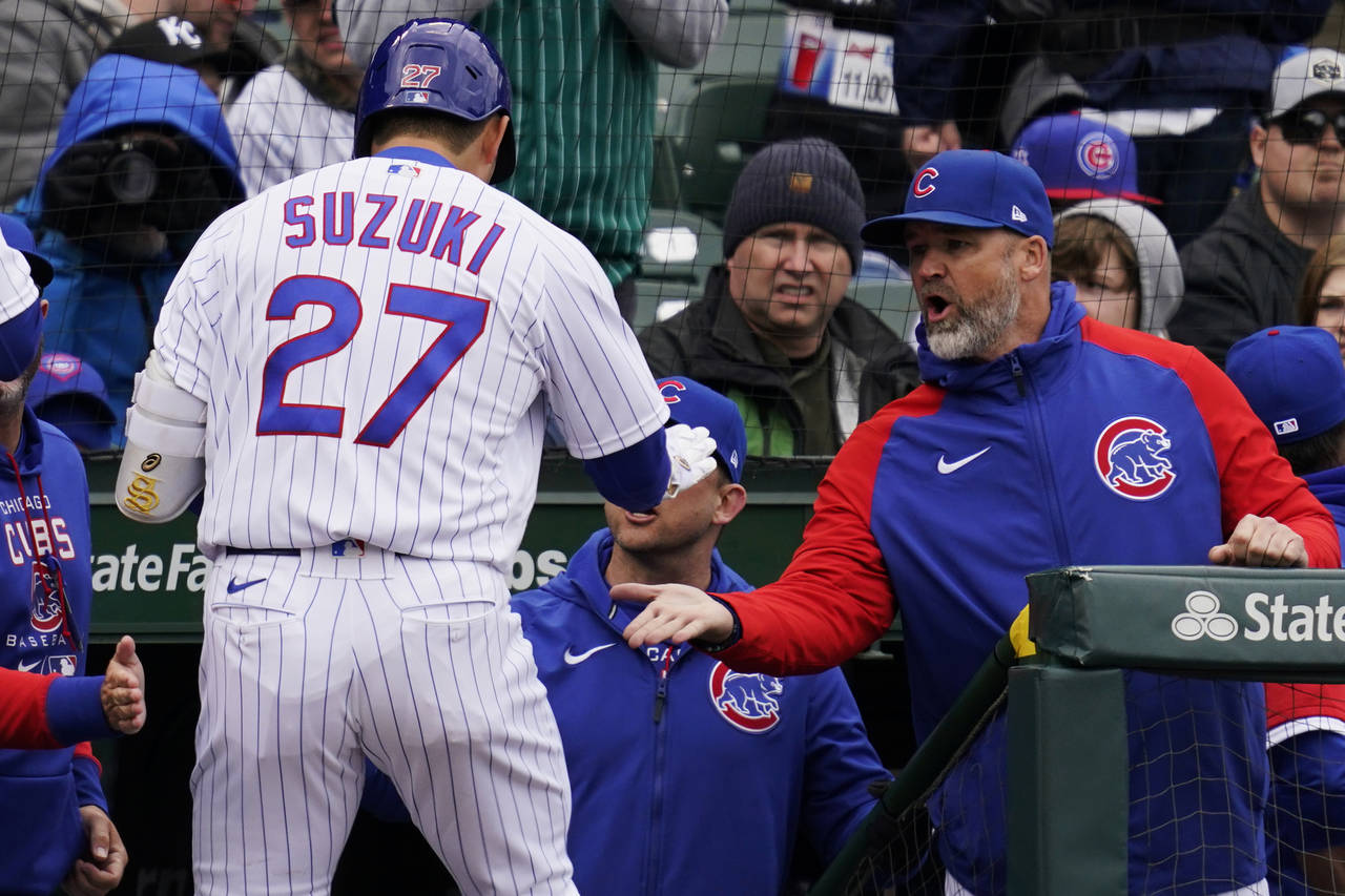 Chicago Cubs manager David Ross, right, congratulates Seiya Suzuki, of Japan, after Suzuki hit a sa...