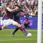 
              West Ham's Craig Dawson, left, tackles Manchester City's Gabriel Jesus before a penalty for Manchester City during the English Premier League soccer match between West Ham United and Manchester City at London stadium in London, Sunday, May 15, 2022. (AP Photo/Kirsty Wigglesworth)
            
