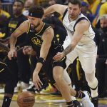 
              Golden State Warriors guard Klay Thompson, middle, drives to the basket against Dallas Mavericks guard Luka Doncic, right, during the first half of Game 1 of the NBA basketball playoffs Western Conference finals in San Francisco, Wednesday, May 18, 2022. (AP Photo/Jed Jacobsohn)
            
