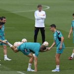 
              Real Madrid's Toni Kroos, lower centre, trains with team mates during a Media Opening day training session in Madrid, Spain, Tuesday, May 24, 2022. Real Madrid will play Liverpool in Saturday's Champions League soccer final in Paris. (AP Photo/Manu Fernandez)
            