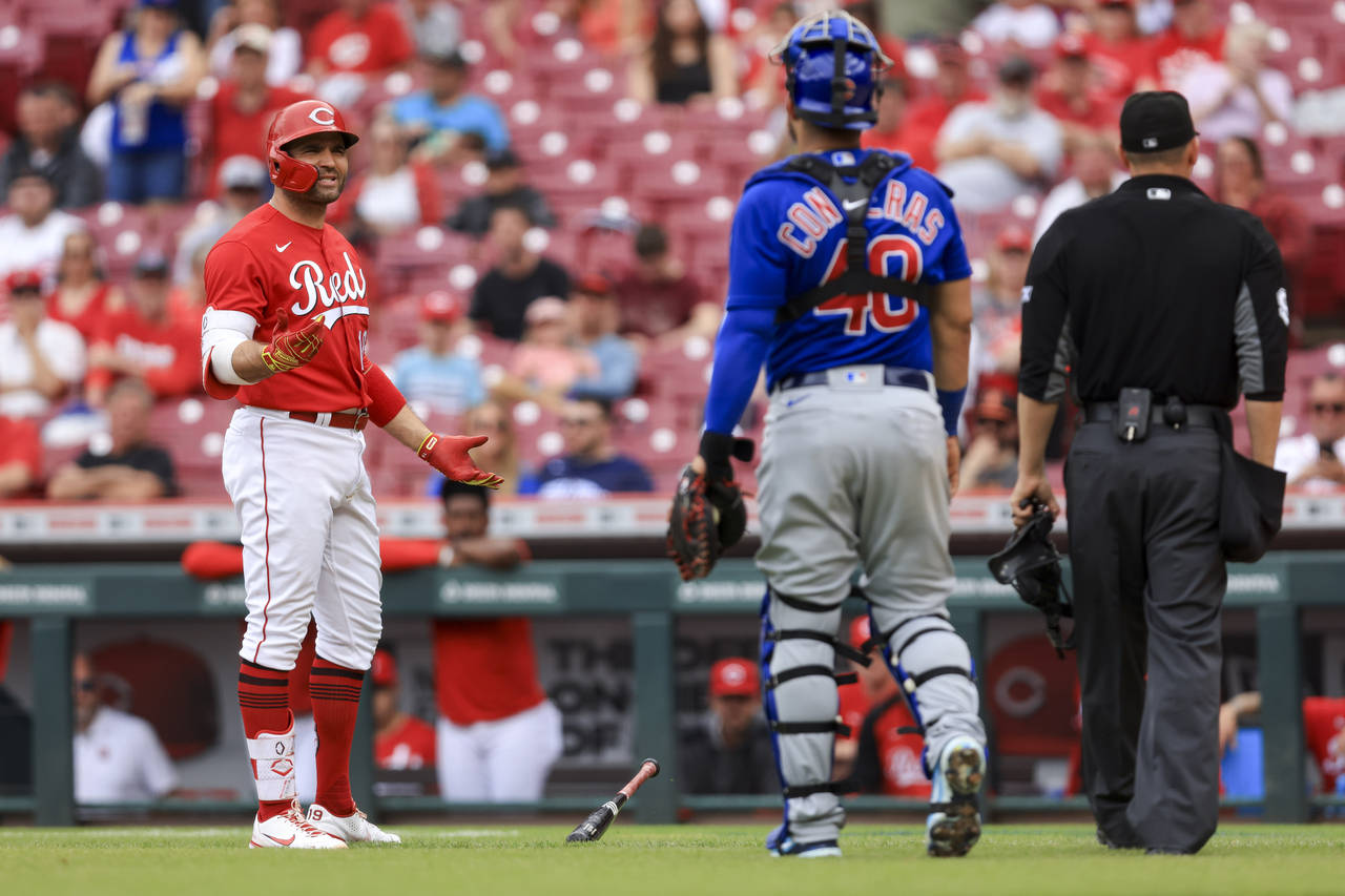 Cincinnati Reds' Joey Votto, left, exchanges words with Chicago Cubs' Willson Contreras during the ...