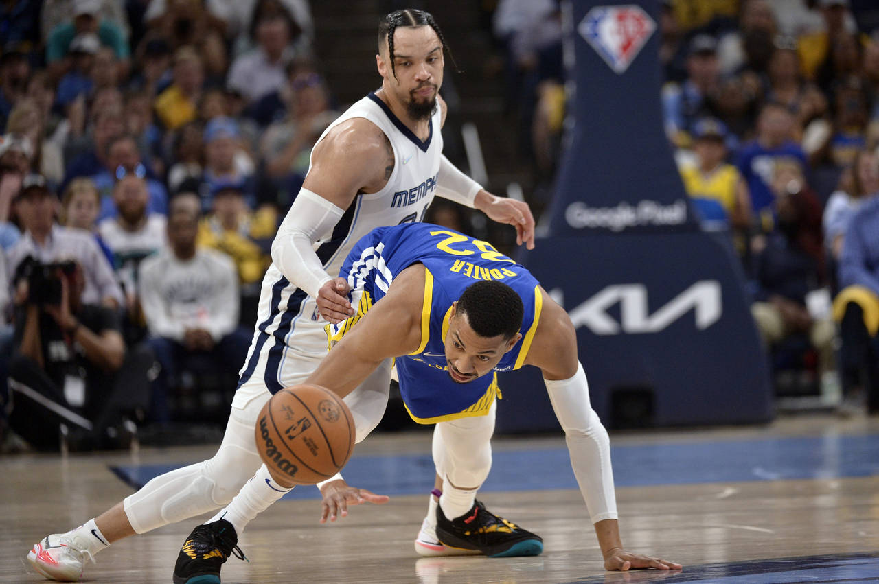 Golden State Warriors forward Otto Porter Jr. (32) and Memphis Grizzlies forward Dillon Brooks, top...