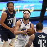 
              Golden State Warriors guard Klay Thompson, center, drives to the basket between Dallas Mavericks guard Jalen Brunson (13) and forward Maxi Kleber (42) during the second half of Game 3 of the NBA basketball playoffs Western Conference finals, Sunday, May 22, 2022, in Dallas. (AP Photo/Tony Gutierrez)
            