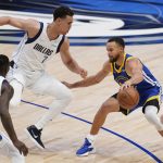 
              Golden State Warriors guard Stephen Curry controls the ball next to Dallas Mavericks center Dwight Powell (7) during the second half of Game 4 of the NBA basketball playoffs Western Conference finals, Tuesday, May 24, 2022, in Dallas. (AP Photo/Tony Gutierrez)
            