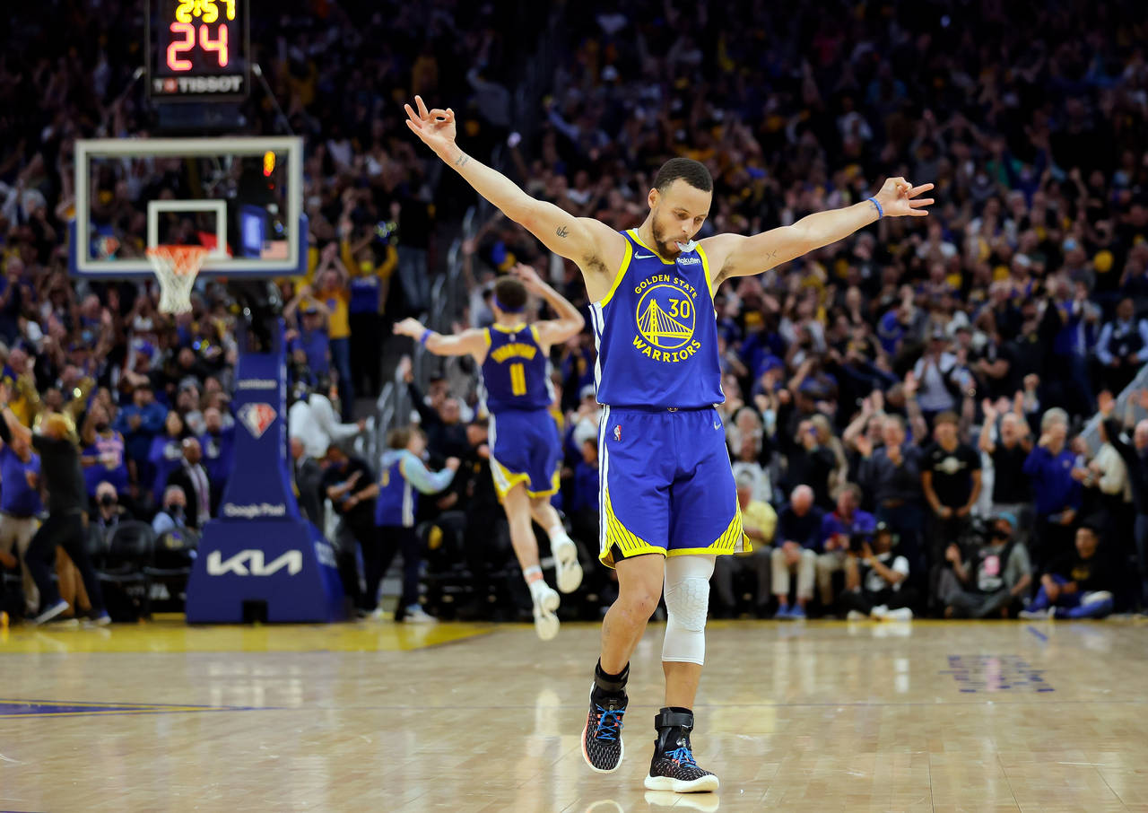 Golden State Warriors' Stephen Curry (30) celebrates a 3-pointer by Klay Thompson's against the Mem...