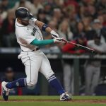 
              Seattle Mariners' Abraham Toro hits an RBI-double during the seventh inning of the team's baseball game against the Boston Red Sox, Saturday, June 11, 2022, in Seattle. (AP Photo/Ted S. Warren)
            
