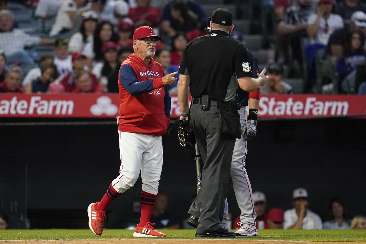 Los Angeles Angels' manager Joe Maddon, left, disputes a stolen base call during the fifth inning o...