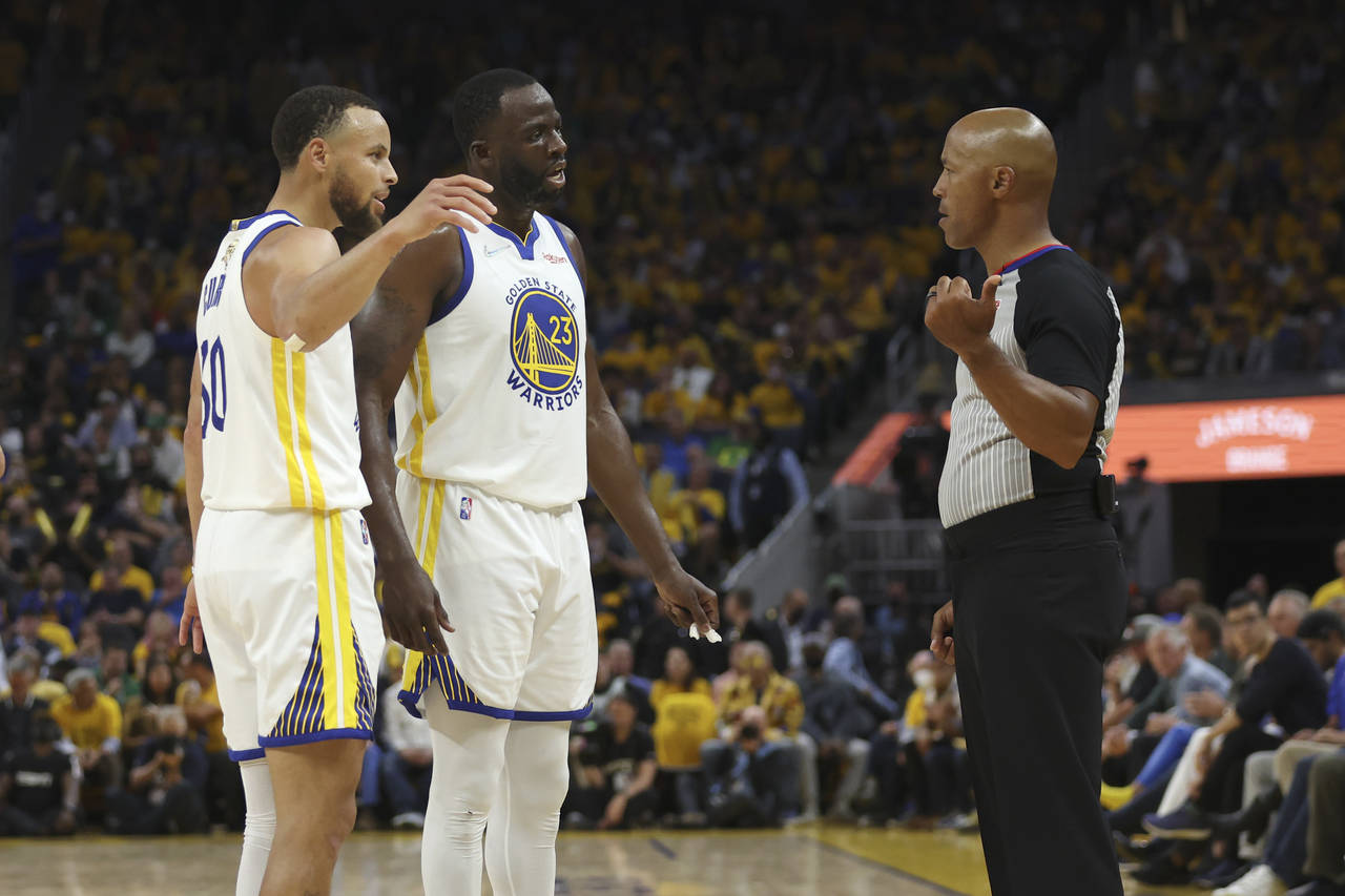 Golden State Warriors guard Stephen Curry, left, and forward Draymond Green (23) talk with referee ...