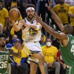 
              Golden State Warriors guard Klay Thompson passes the ball as Boston Celtics' Al Horford, right, and Marcus Smart defend during the fourth quarter in Game 1 of basketball's NBA Finals, Thursday, June 2, 2022, in San Francisco. (Stephen Lam/San Francisco Chronicle via AP)
            