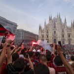 
              AC Milan fans celebrate in Piazza Duomo square after a Serie A soccer match between Sassuolo and AC Milan, being played in Reggio Emilia, in Milan, Italy, Sunday, May 22, 2022. AC Milan secured its first Serie A title in 11 years on Sunday with a 3-0 win at Sassuolo. (Alessandro Bremec/LaPresse via AP)
            
