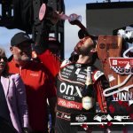 
              El mexicano Daniel Suárez festeja su victoria bebiendo vivo en la NASCAR Cup Series en Sonoma, California, el domingo 12 de junio de 2022. (AP Foto/D. Ross Cameron)
            