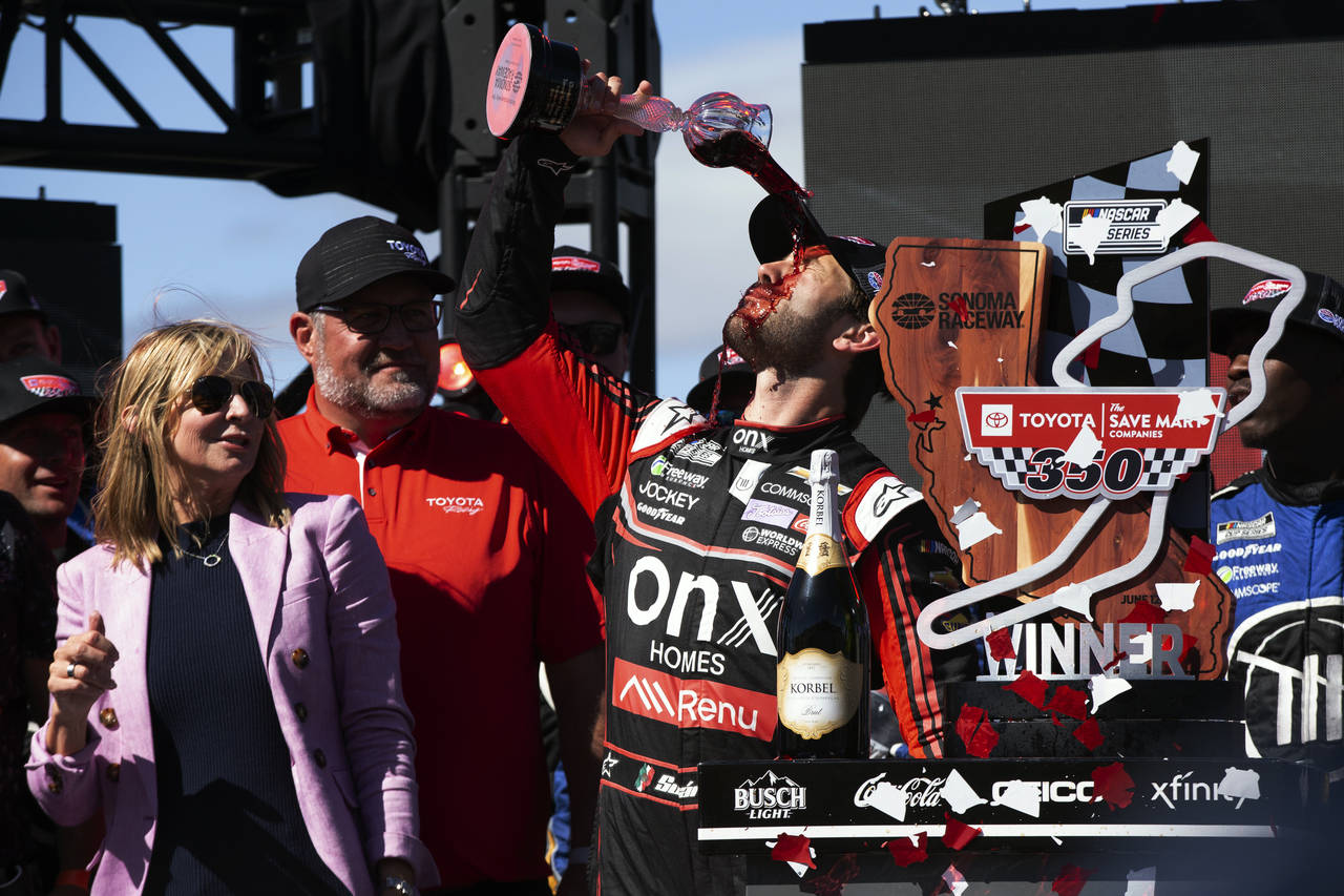 El mexicano Daniel Suárez festeja su victoria bebiendo vivo en la NASCAR Cup Series en Sonoma, Cal...