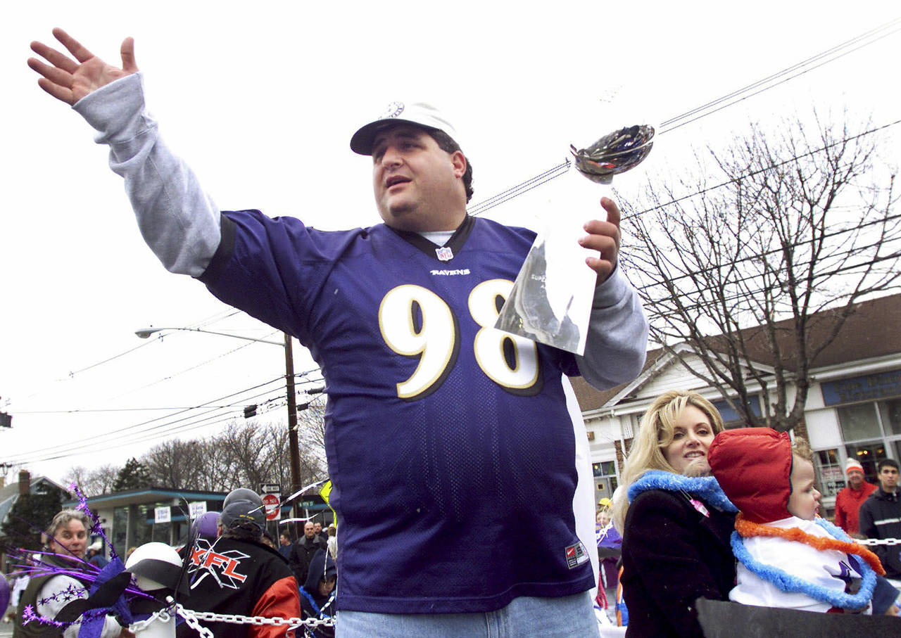 FILE - Tony Siragusa, defensive tackle for the Super Bowl-champion Baltimore Ravens, holds the Vinc...