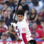 
              Los Angeles Angels designated hitter Shohei Ohtani (17) loses his batting helmet while swinging a strike during the first inning of a baseball game against the Boston Red Sox in Anaheim, Calif., Monday, June 6, 2022. (AP Photo/Ashley Landis)
            