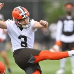 
              Cleveland Browns kicker Cade York attempts a field goal during an NFL football practice at the team's training facility Wednesday, June 8, 2022, in Berea, Ohio. (AP Photo/David Richard)
            