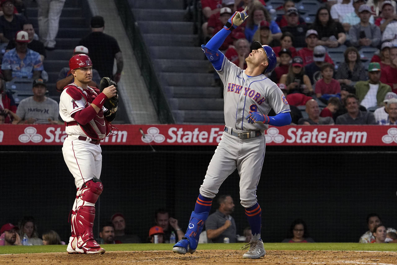 New York Mets' Brandon Nimmo, right, gestures as he scores after hitting a solo home run as Los Ang...