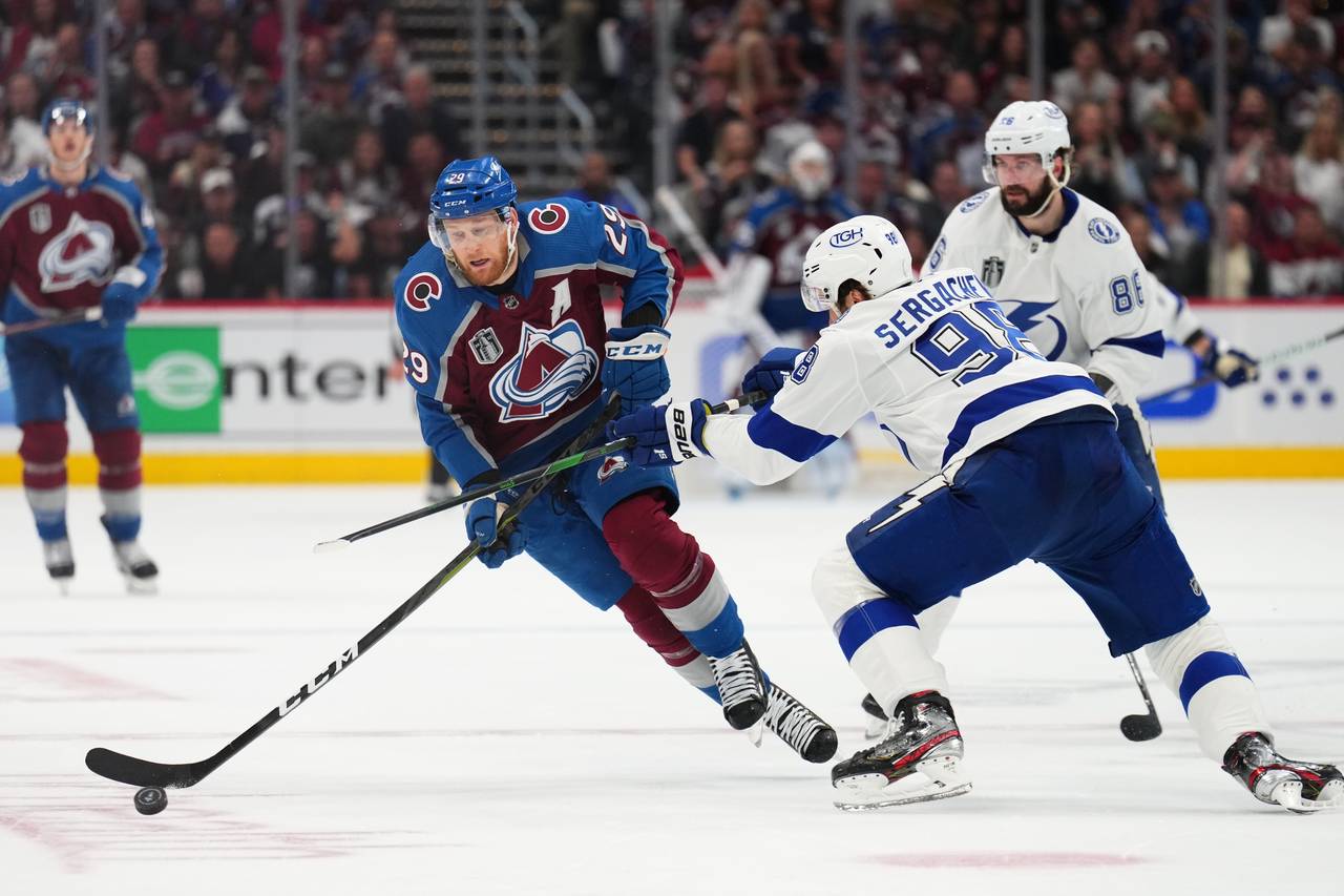 Colorado Avalanche center Nathan MacKinnon (29) moves the puck against Tampa Bay Lightning defensem...