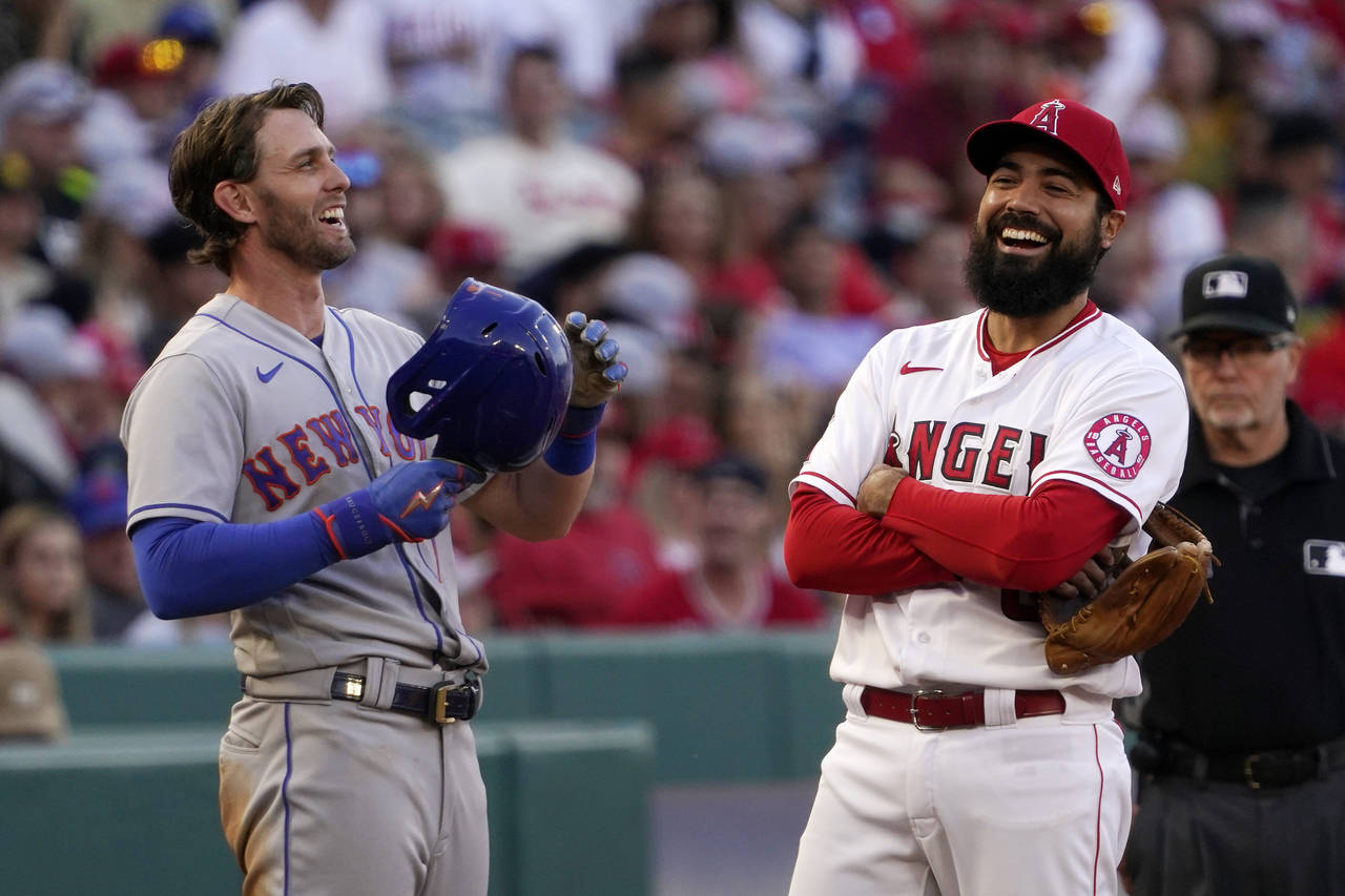 New York Mets' Jeff McNeil, left, chats with Los Angeles Angels third baseman Anthony Rendon during...