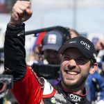 
              El mexicano Daniel Suárez festeja su victoria en la NASCAR Cup Series en Sonoma, California, el domingo 12 de junio de 2022. (AP Foto/D. Ross Cameron)
            