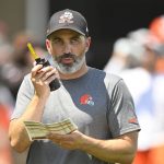 
              Cleveland Browns head coach Kevin Stefanski calls a play during an NFL football practice at the team's training facility, Wednesday, June 1, 2022, in Berea, Ohio. (AP Photo/David Richard)
            