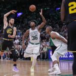 
              Golden State Warriors' Stephen Curry, 30, passes off against Boston Celtics' Marcus Smart, 36, during the second quarter of Game 4 of basketball's NBA Finals, in Boston, Mass., on Friday, June 10, 2022. (Carlos Avila Gonzalez/San Francisco Chronicle via AP)
            