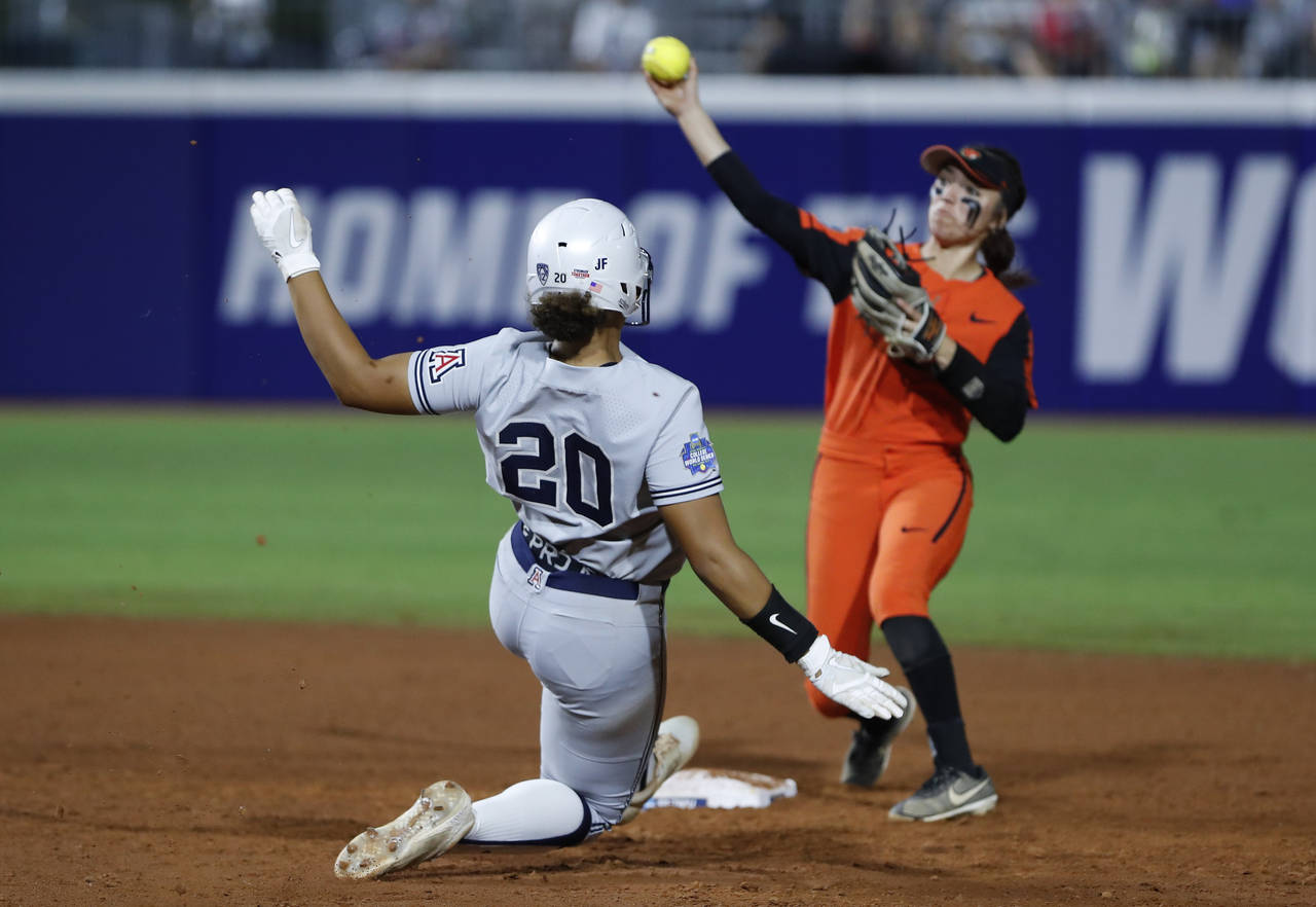 Oregon State's Kiki Escobar (29) throws to first after forcing out Arizona's Carlie Scupin (20) dur...