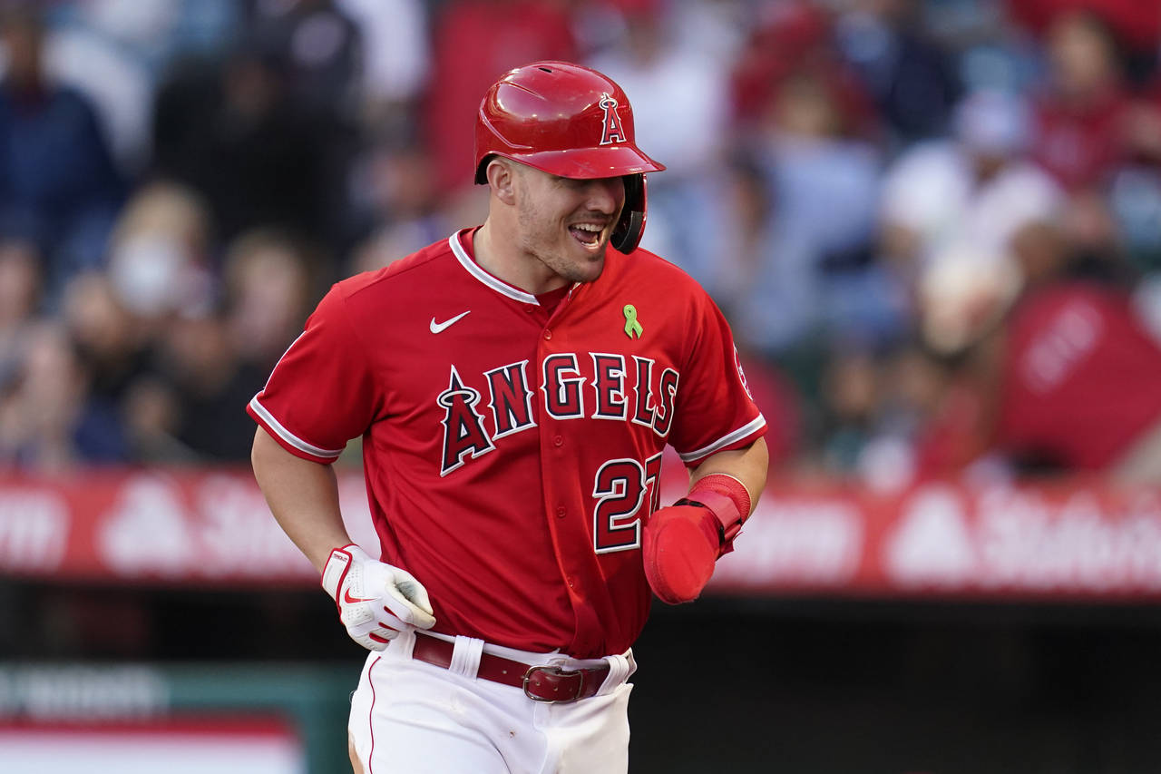 Los Angeles Angels' Mike Trout (27) runs to the dugout after scoring off of a single hit by Jared W...